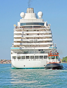巨大的游轮从威尼斯港启航背景图片