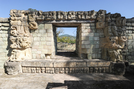 石雕观音在洪都拉斯Copan的玛雅废墟中间背景
