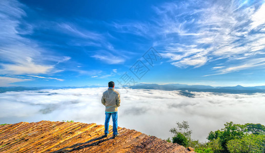 站在高山风景秀丽的农村家乡的剪影年轻人在早晨山谷雾笼罩的山脉若隐现为越南本土的背景图片