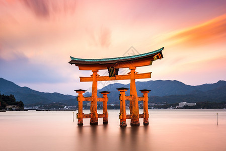 日本广岛宫严神社浮门门牌上写图片