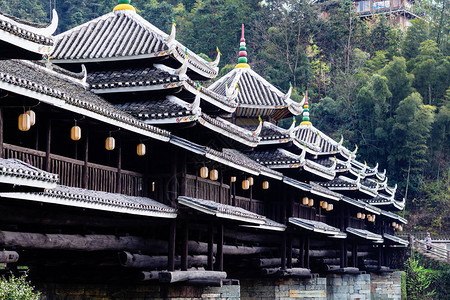 前往当地标包括在春季三江侗族自治县的侗族城阳风雨桥背景图片