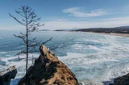 俄罗斯Baikal湖和俄罗斯背景的浅地和大浪海水图片