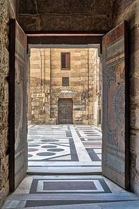 通往AlSultanAlZahirBarquq清真寺院落的大门打开图片