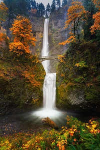 这是秋色的穆特诺马瀑布缓慢图片