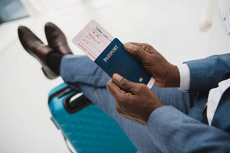 非洲人持有护照和飞机票并掌握在手的非洲美国背景图片