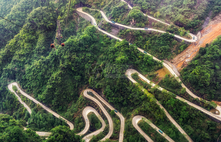 从最长的缆车上看天门山盘公路摄于图片