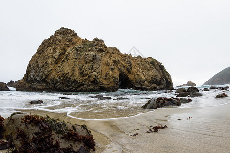 沙滩上的大岩石图片