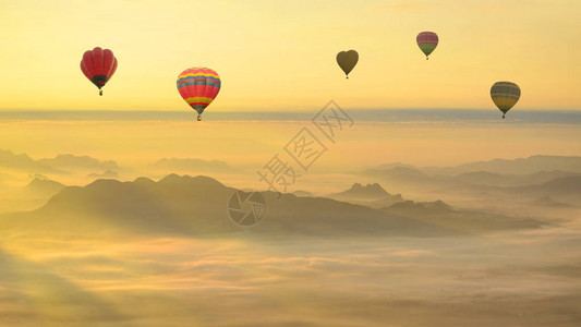 热气球在雾海上空背景图片