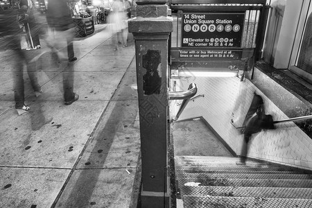 纽约地铁入口和楼梯在晚上跟图片