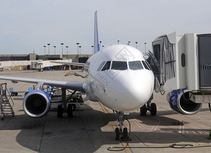 乘客登机在机场跑道上。捷威航空公司的飞机停放在地面，准备运输图片