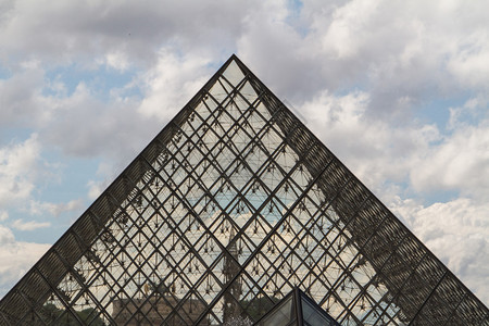 卢浮宫大楼于2012年6日在法国巴黎卢浮宫博物馆卢浮宫每年有850万游客图片