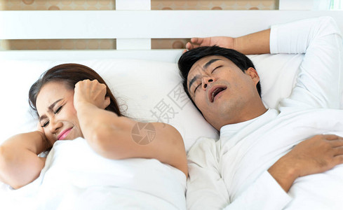 男人在家打呼噜时女人睡不着耳朵不图片