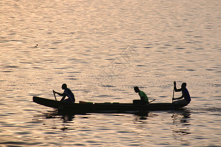 非洲渔民在船上钓鱼背景图片