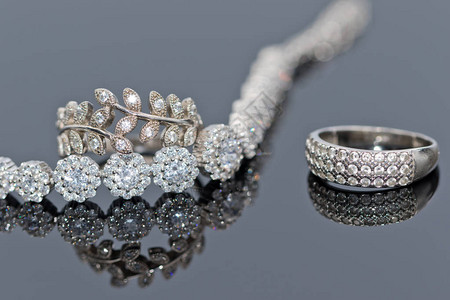 订婚银戒指镶宝石和精美银手链镶大宝石图片