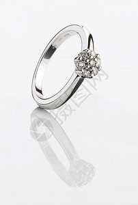 美丽的银戒指与珍贵的宝石工作室图片