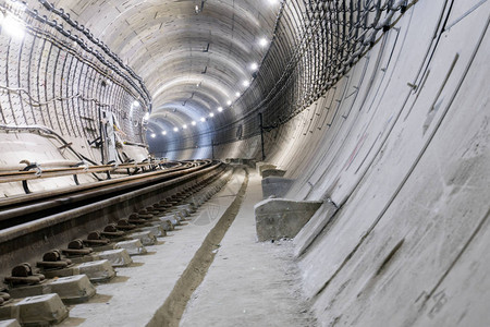 在建的钢筋混凝土管地铁隧道图片