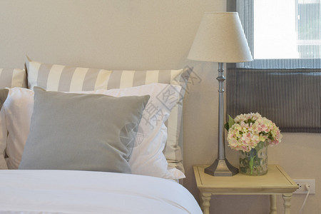 室内现代卧室床上有绿条纹枕头和图片