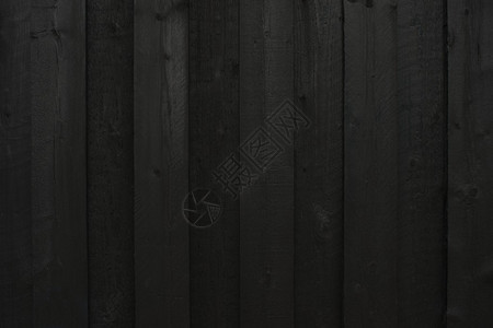带垂直板的黑漆木墙背景图片