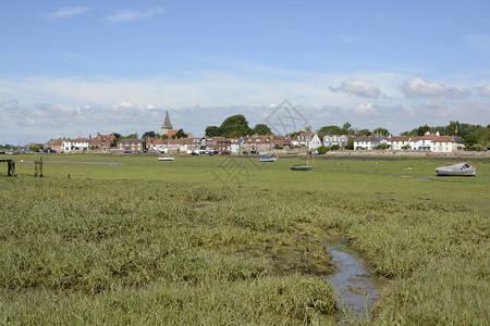 奇切斯特港的Bosham村西萨塞克斯英国低潮与海藻和搁浅的小图片