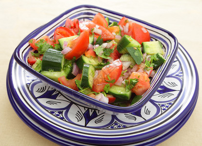 番茄黄瓜洋葱和coriandercilantro的摩洛哥沙拉图片