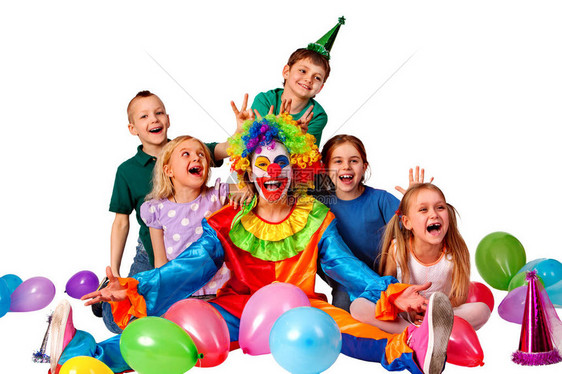 生日儿童小丑玩孩子和手指恶作剧孩子节日蛋糕庆祝和气球最快乐的生日一群人在白色背景上为相机图片