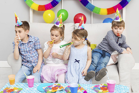 孩子们在生日派对上玩得开心生日快乐图片