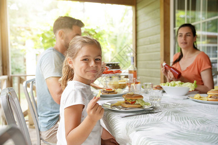 度假的家庭在户外吃午餐图片