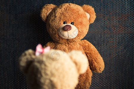 具有旧金属背景的可爱泰迪熊的独特视角CuteTedd图片