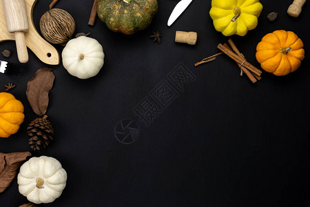 桌面视图装饰快乐万圣节或感恩节概念的空中图像平躺配件对象在黑色木头上聚会南瓜和干花创图片