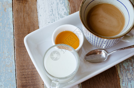 咖啡牛奶和蜂蜜的热饮在咖图片