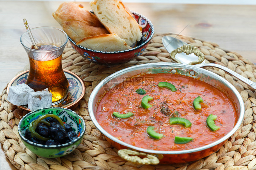 土耳其早餐鸡蛋西红柿和胡椒图片