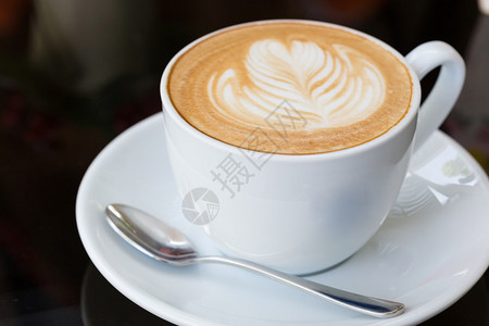 热咖啡拿铁拿铁艺术用心在桌图片