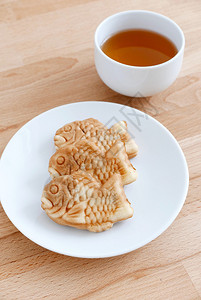 日本鱼形蛋糕加茶杯的图片