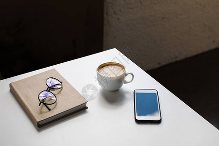 咖啡眼镜智能手机和图片