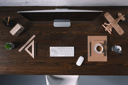 台式计算机和办公室用品在木制桌图片