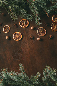 蓬莱松树木背景上圣诞香料的顶部视图背景