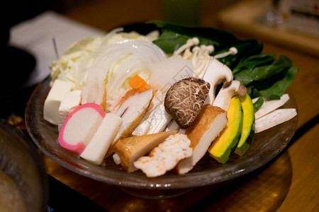 火锅调料餐饮中选择集中的苏kiyaki或热锅成套菜类背景