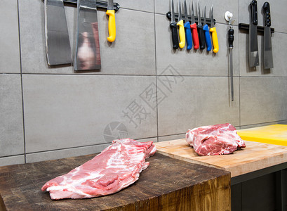 肉在屠夫的切板上利图片
