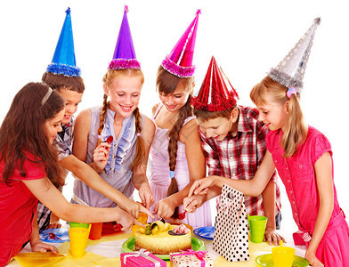 有蛋糕的青少年团体生日派图片