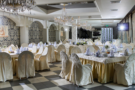 金色装饰的婚宴餐桌图片