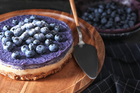 木架上的美味芝士蛋糕配蓝莓图片