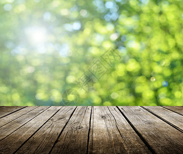 有春季背景的空木甲板桌准备产图片