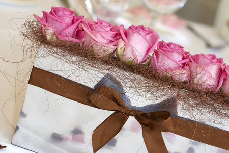 婚礼桌上的粉红玫瑰背景图片
