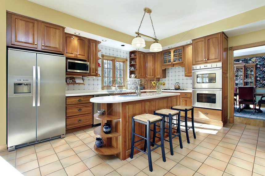 现代家居中的厨房配有橡木橱柜图片
