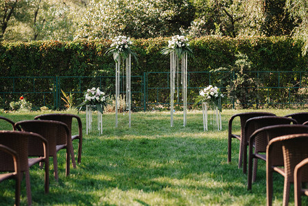 户外草坪婚礼布置图片
