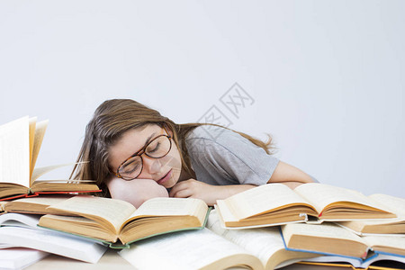 学生在学习时睡着了图片