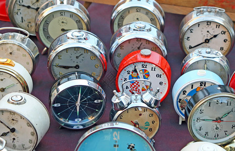 古董市场餐桌上的古代钟表图片