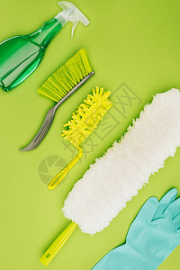 以浅绿色隔开的不同清洁刷和橡胶手图片