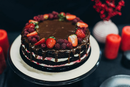 草莓和覆盆子巧克力蛋糕图片