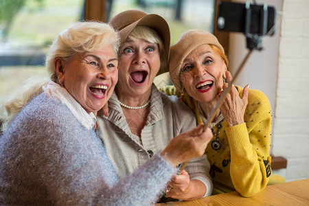 三个高级女士在笑友谊是无价之宝图片